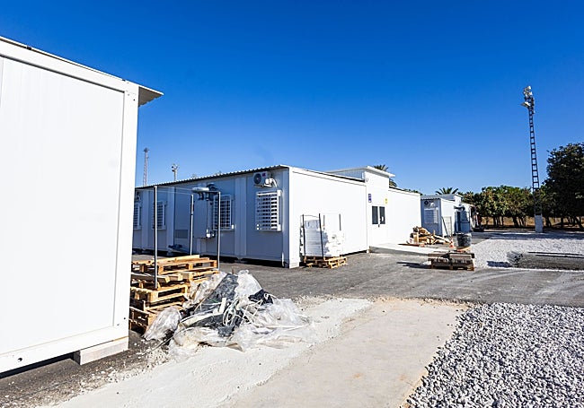Material de obra en los barracones de Massanassa. En la imagen, los destinados a Infantil y a comedor.