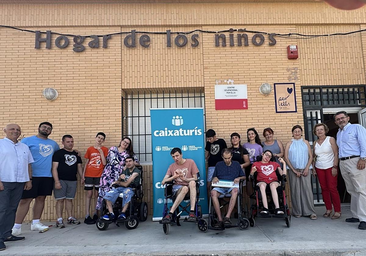 Entrega del Equipo Solidario a la asociación Per Ells de Turís.