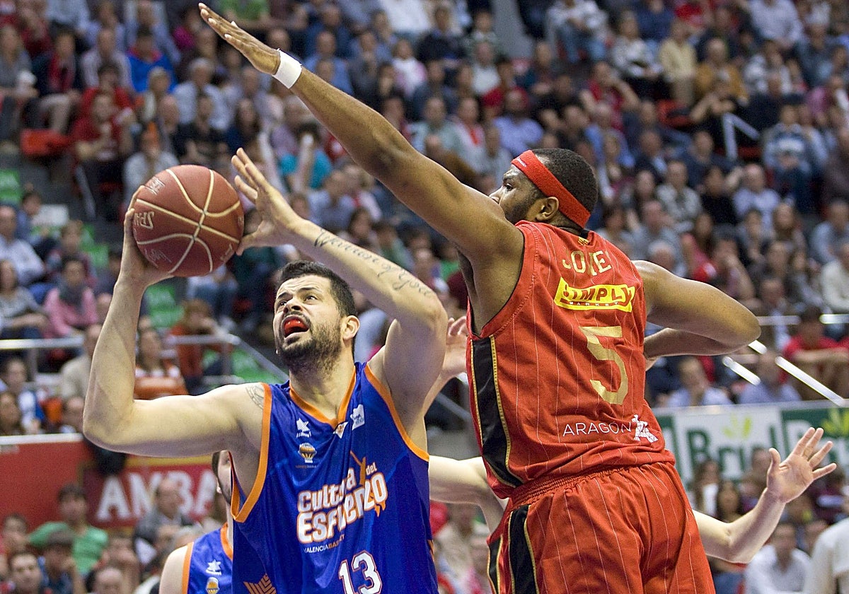 Vitor Faverani, de azul, durante un partido con el Valencia Basket.