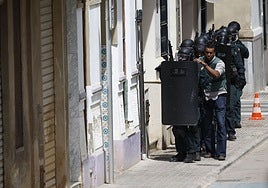 Agentes de la Usecic de la Guardia Civil se disponen a entrar en la vivienda tras quince horas de tensión.