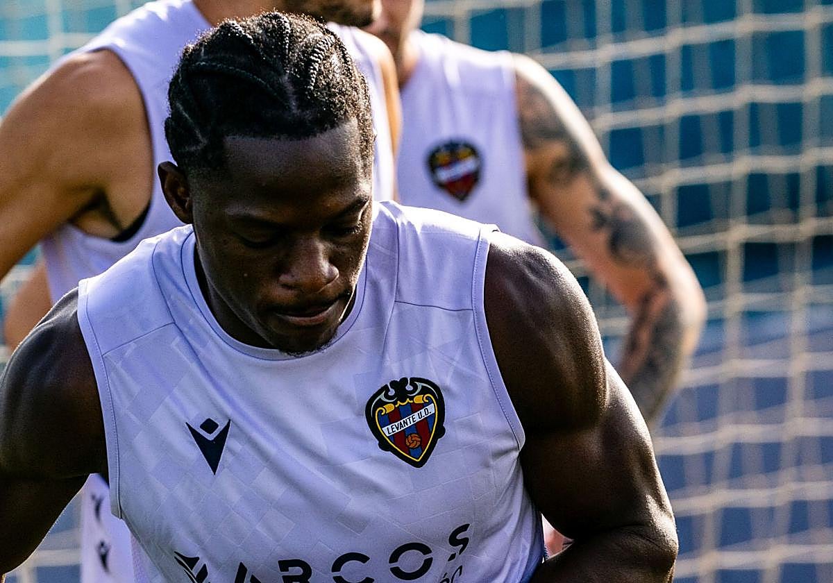 Etta Eyong, en un entrenamiento con el Levante en la Ciudad Deportiva de Buñol.