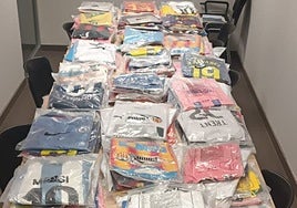 Equipaciones de equipos de fútbol falsas decomisadas por la Policía Local de Valencia.