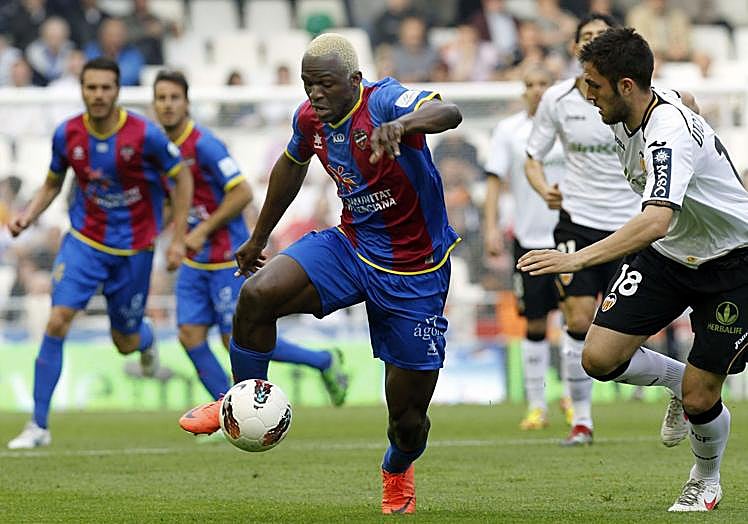 Arouna Koné controla el balón ante el Valencia.