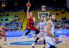 De Larrea se levanta para anotar un triple al límite de la posesión.