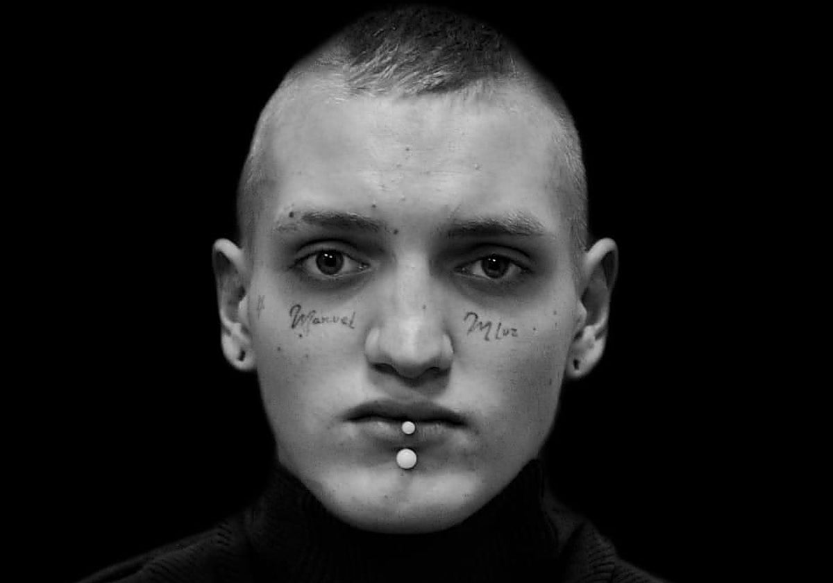 Andrei, en uno de los retratos de la exposición 'Brechas' inaugurada este miércoles en la plaza del Patriarca.