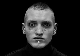 Andrei, en uno de los retratos de la exposición 'Brechas' inaugurada este miércoles en la plaza del Patriarca.