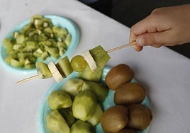 Talleres organizados por el Colegio Oficial de Dietistas y Nutricionistas de Euskadi (Codineo) para enseñar comida sana a los chavales, en una imagen de archivo.