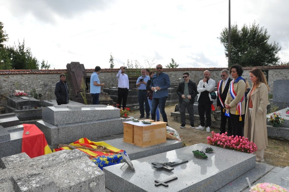 Acto de exhumación de los restos de Ballester y Molins en el Cementerio de Villiers-Adam.