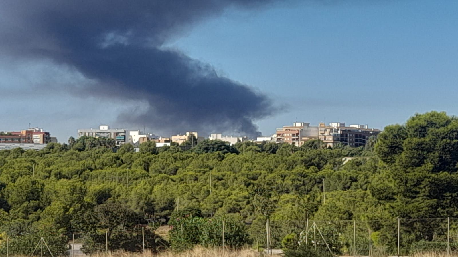 Incendio en un desguace de Quart de Poblet