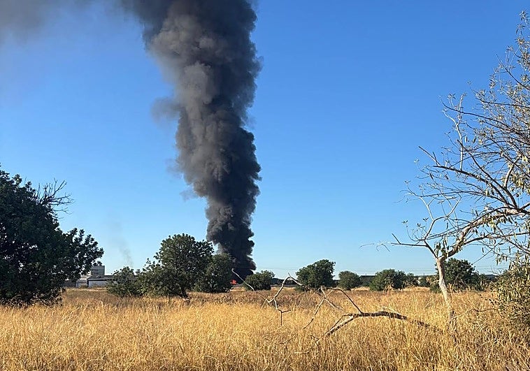 Incendio en un desguace de Quart de Poblet.