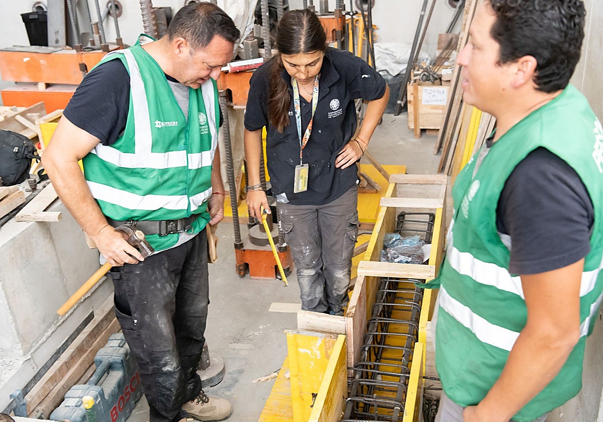 Investigadores trabajando en el proyecto.