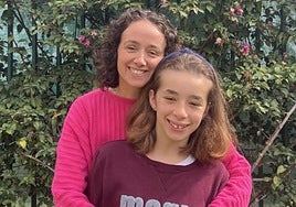 Beatriz junto a su madre en el jardín de su casa en Masías, Valencia