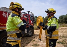 Efectivos de los bomberos forestales de la Generalitat durante unas maniobras.