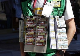 Un vendedor de la ONCE en una imagen de archivo.