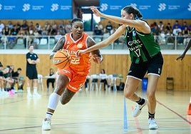 Tanaya Atkinson inicia un ataque ante el Joventut.