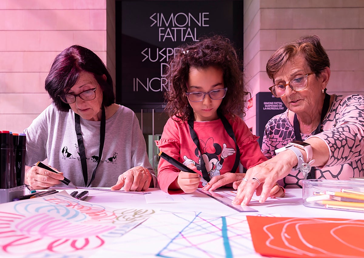 Imagen secundaria 1 - Imágenes del taller familiar de animación, la escuela de abuelas y nietas y el espectáculo de la cantante Quiteria Muñoz.