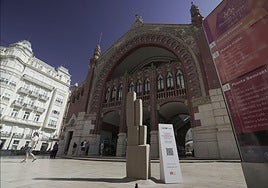 Torre de arena, ubicada en las puertas del Mercado de Colón.