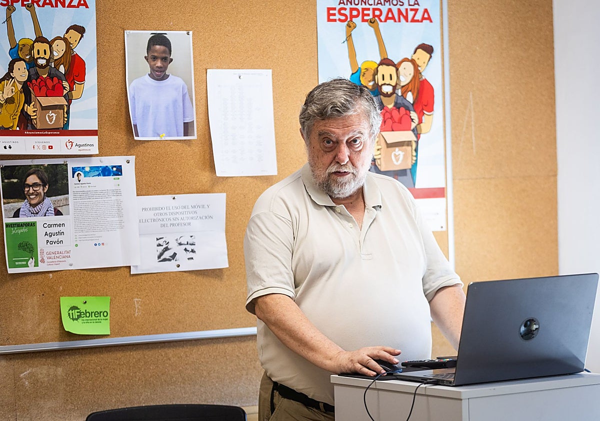 Imagen principal - Santi Boix imparte clase desde el portátil. Abajo, la evolución gráfica de algunos libros de Latín y la actual tableta. En la tercera imagen, lo que Juan Antonio llevaba en su mochila a mediados de los ochenta.