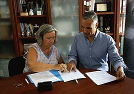 Isabel Tortajada y Juan Molpeceres firman el acuerdo.