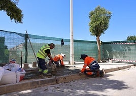 Operarios en pleno trabajo de eliminación de contenedores soterrados en Catarroja.