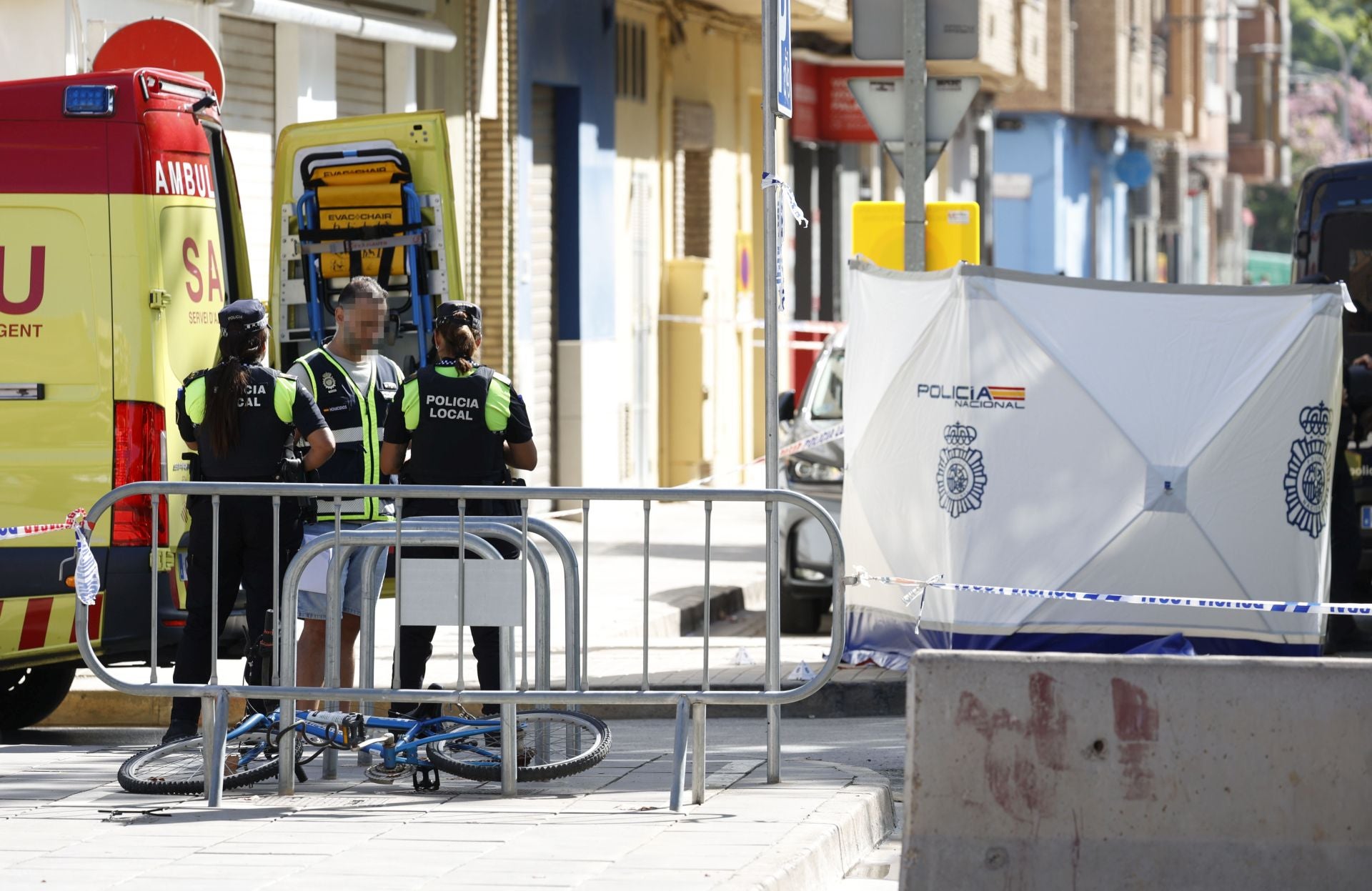 Fotos: un hombre asesina a tiros a otro en la calle y a plena luz del día en Xirivella (Valencia)