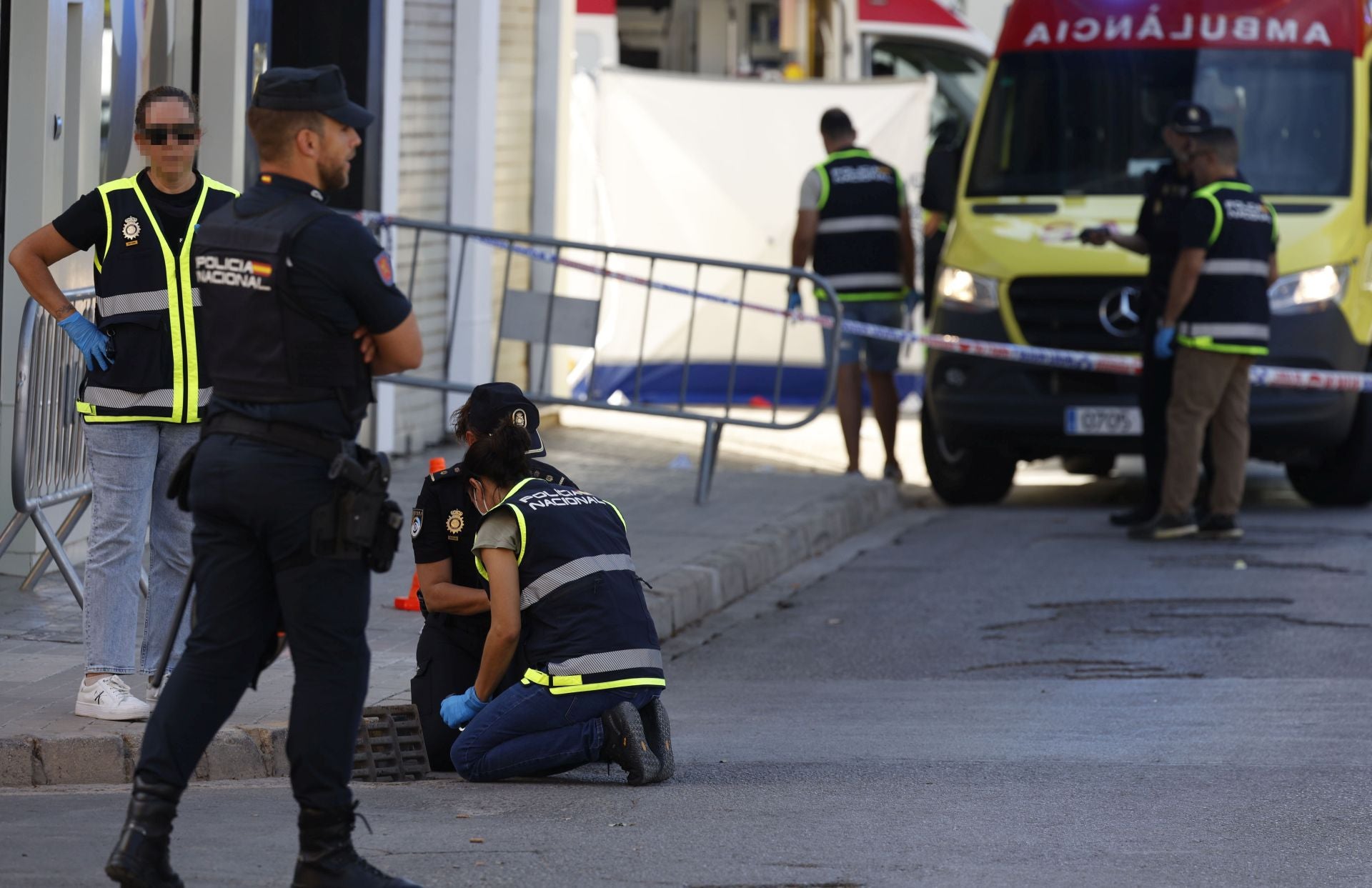Fotos: un hombre asesina a tiros a otro en la calle y a plena luz del día en Xirivella (Valencia)