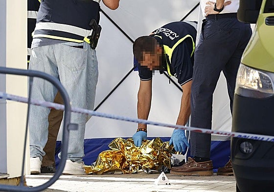 Varios policías en la escena del crimen.