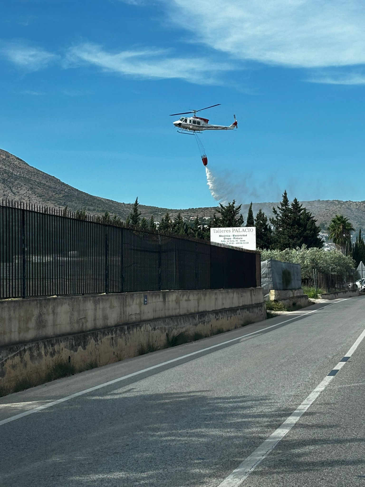 Un helicóptero en las tareas de extinción de uno de los incendios.
