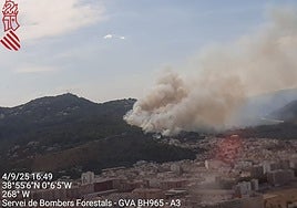 Vista del incendio en Oliva.