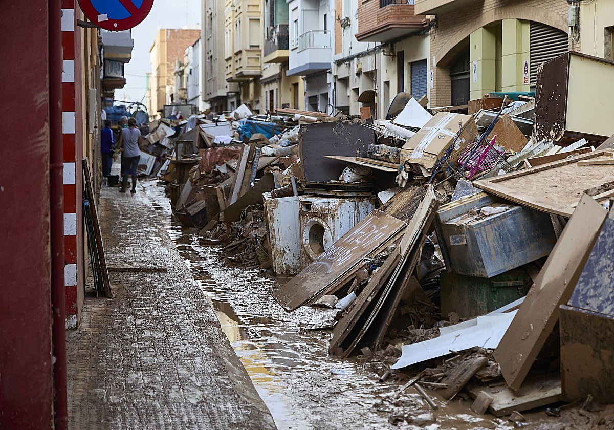 Barro y enseres de la dana en la zona cero.