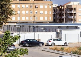 Aulas prefabricadas en un colegio de Alfafar afectado por la dana.