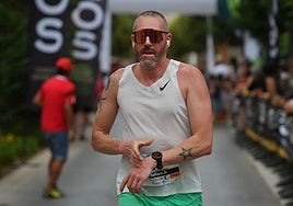 Un participante en la XXXIII Volta a Peu Albal con unos auriculares.