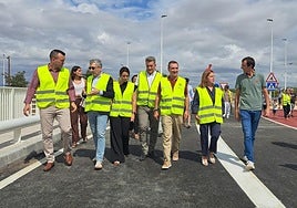 Comitiva de autoridades en la inauguración del puente sobre el Turia.