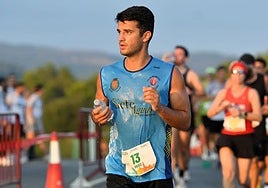 Un participante se refresca durante el Gran Fondo de Siete Aguas.