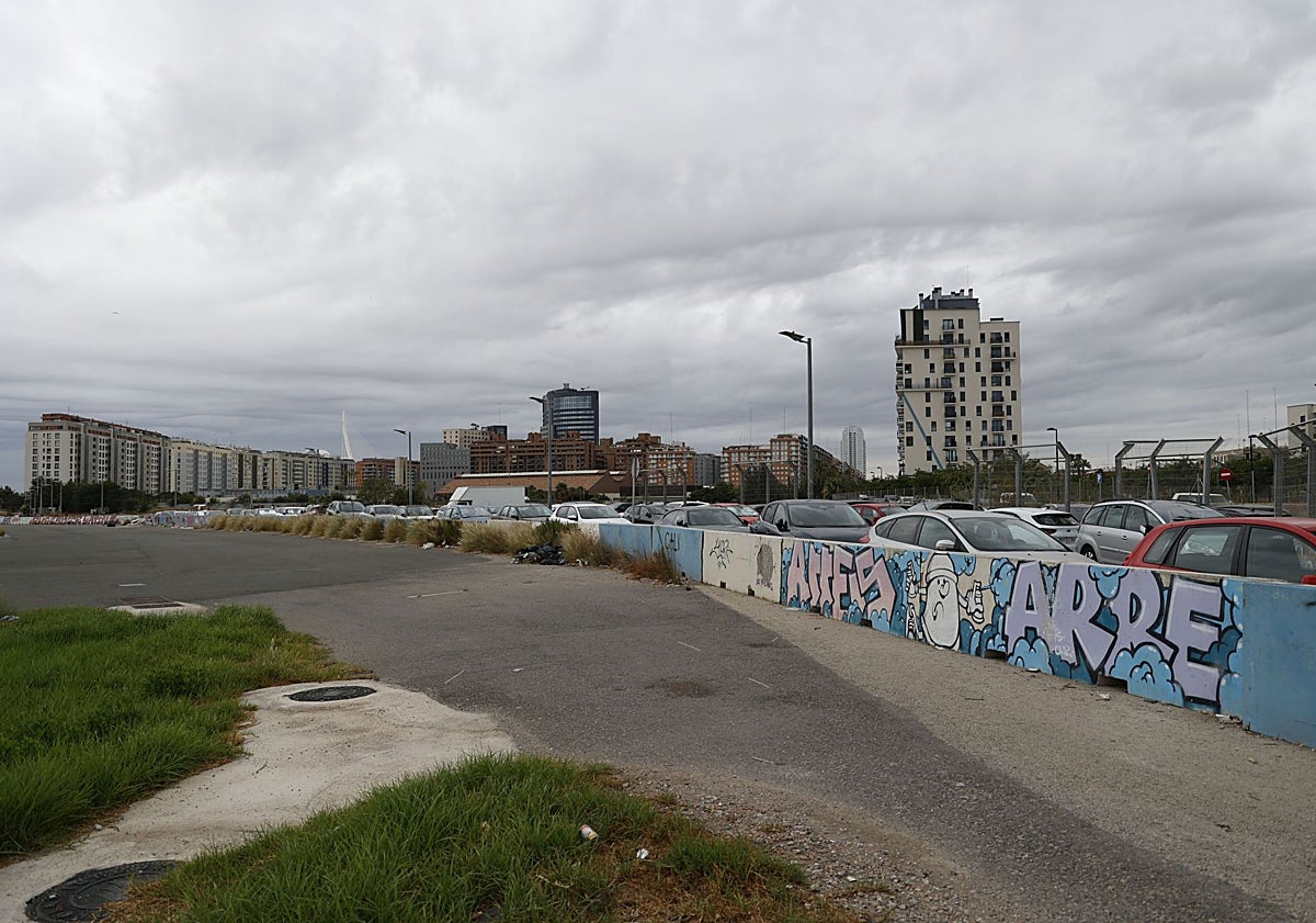 Imagen principal - Estado actual del suelo donde se levantarán las viviendas del Grao.