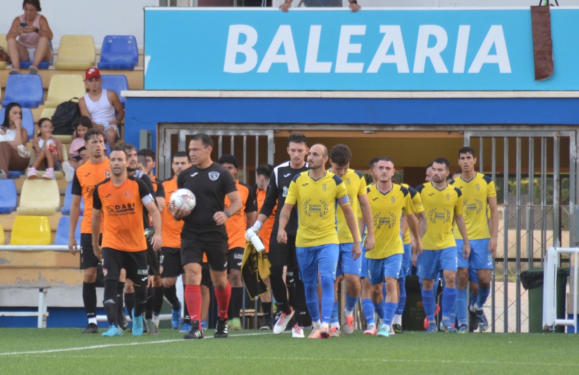 Jugadores del CD Dénia y del Orba CF en pretemporada.