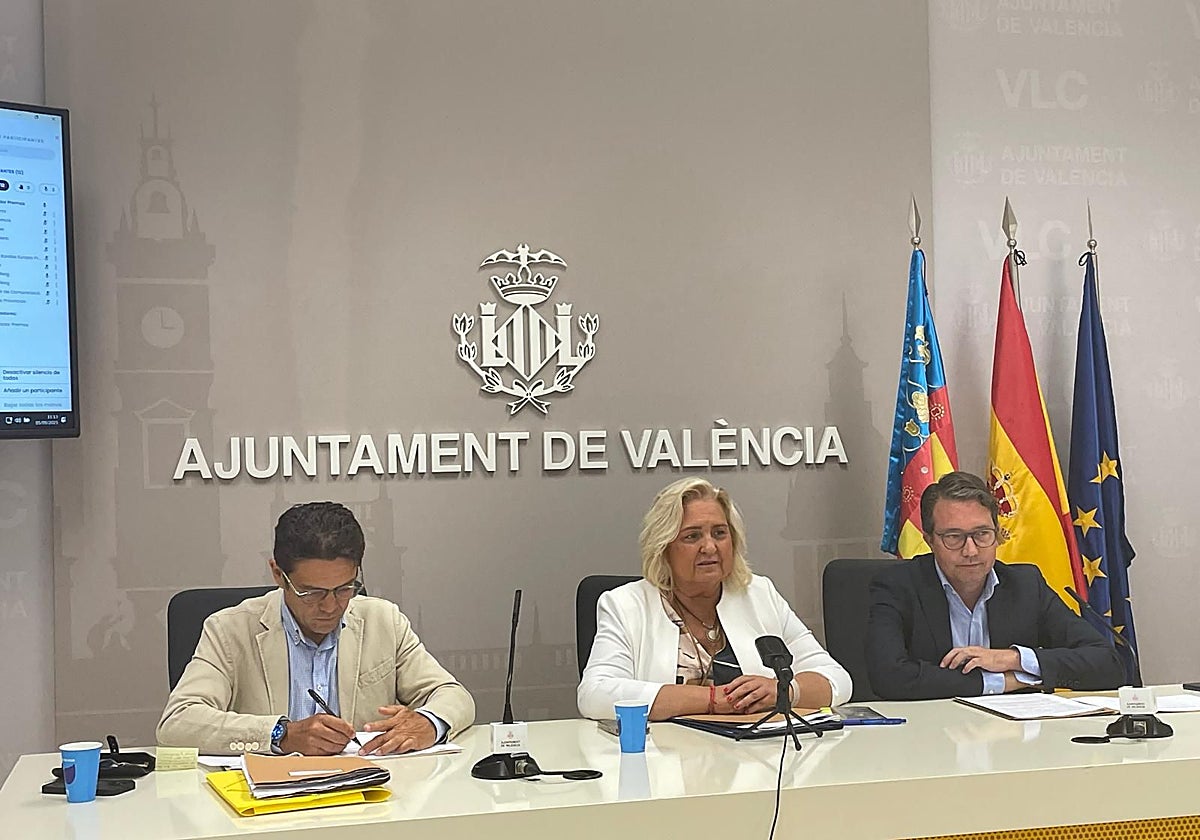 La teniente de alcalde María José Ferrer San Segundo, junto al edil de Urbanismo, Juan Giner (d) y el edil del Ciclo Integral del Agua, Carlos Mundina.