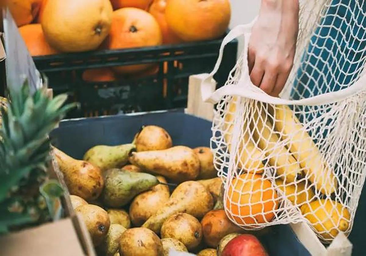 Se acerca una nueva ley de la UE que afectará a miles de alimentos y que amenaza con encarecer la ropa y el calzado