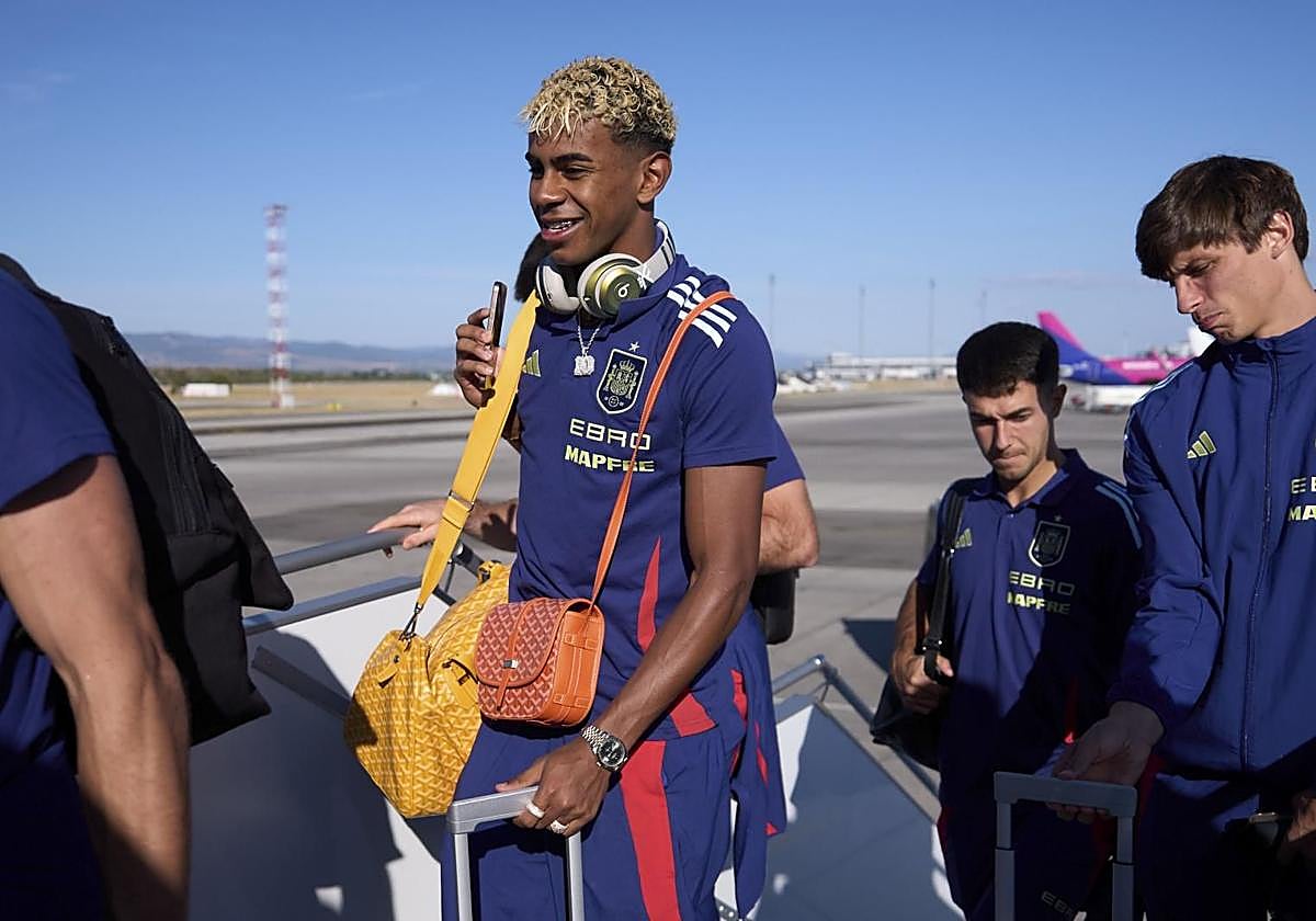 El delantero de la selección española Lamine Yamal a su llegada este viernes a Konya (Turquía).