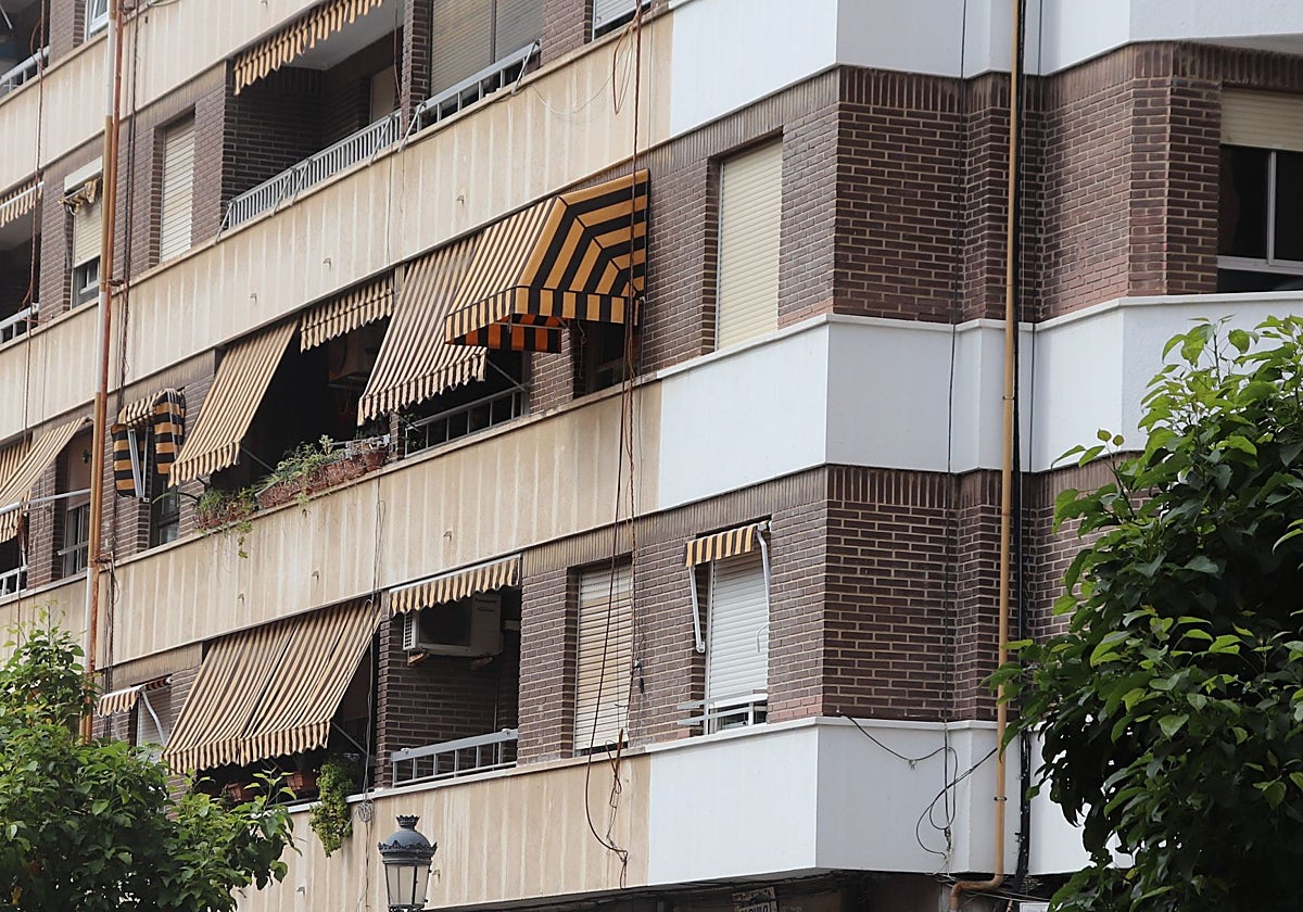 El menor se precipitó desde este segundo piso en el barrio de Ayora.