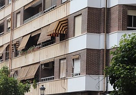 El menor se precipitó desde este segundo piso en el barrio de Ayora.