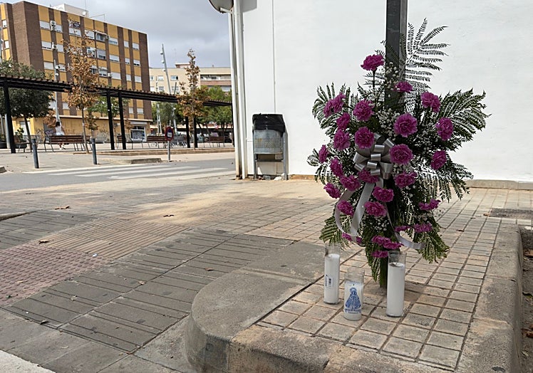 Los amigos de Raponchi colocaron velas y flores en el lugar en el que falleció la víctima.