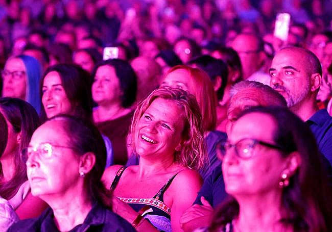 La delegada del Gobierno en la Comunitat, Pilar Bernabé, durante el estreno del Roig Arena.