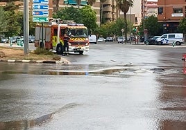 Rotura de la tubería en la calle Archiduque Carlos con la avenida Tres Cruces.