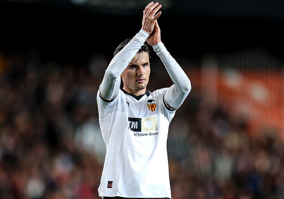 Guillamón agradece el apoyo de los aficionados en un partido del Valencia en Mestalla.