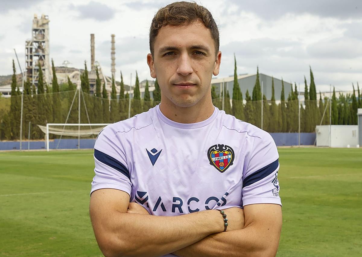 Imagen secundaria 1 - Jon Ander Olasagasti, posando para la entrevista con LAS PROVINCIAS.