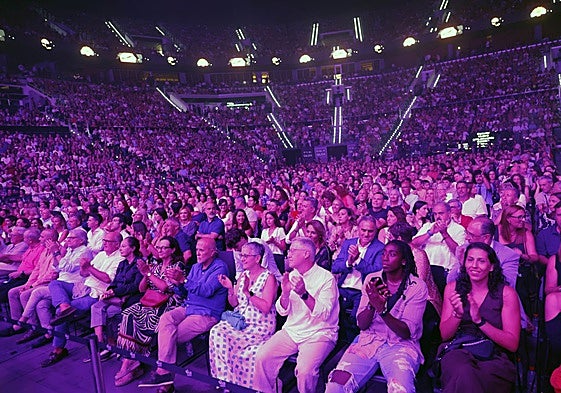 El público aplaude una de las actuaciones del concierto homenaje a Nino Bravo.
