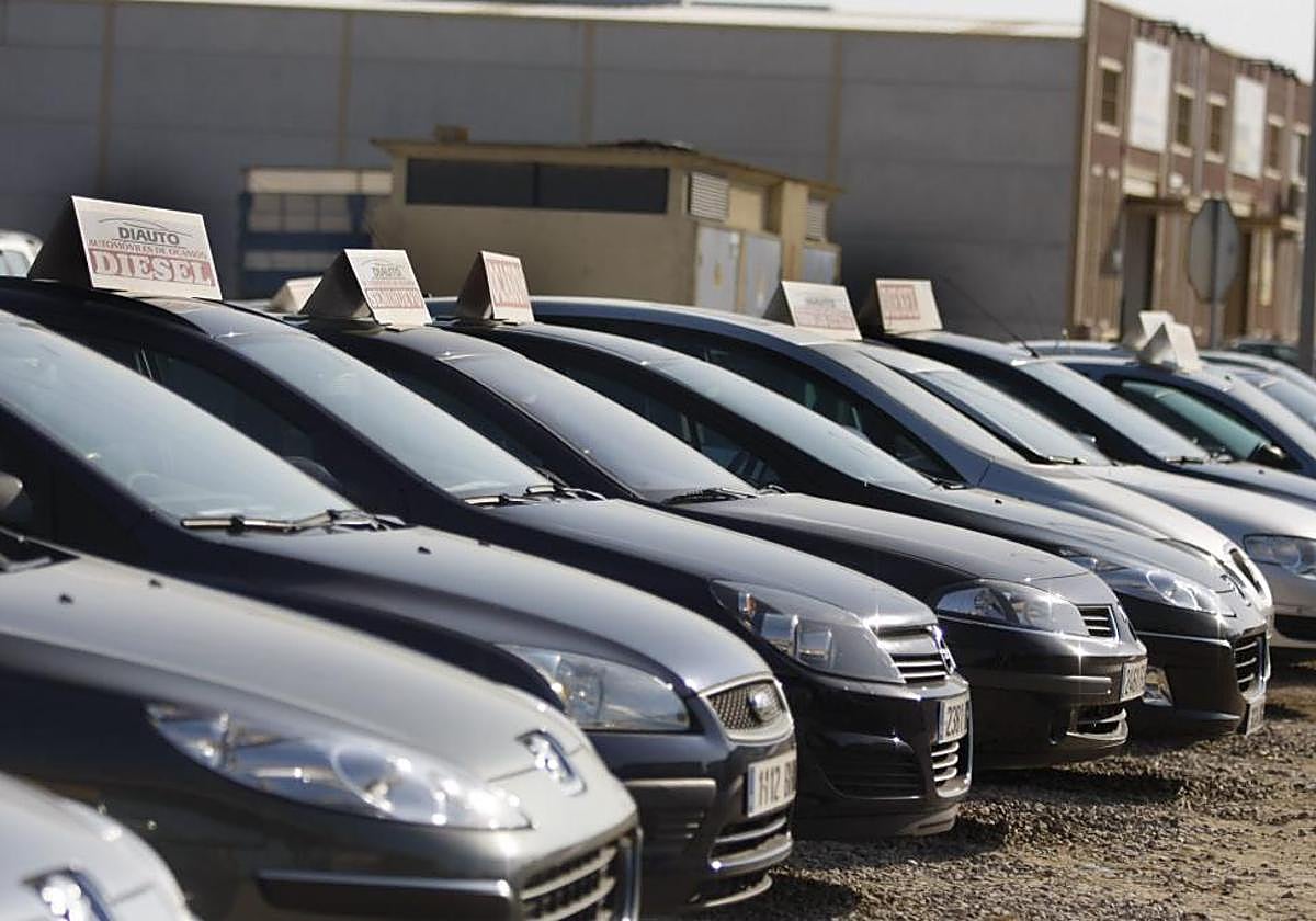 Coches en la puerta de un concesionario.