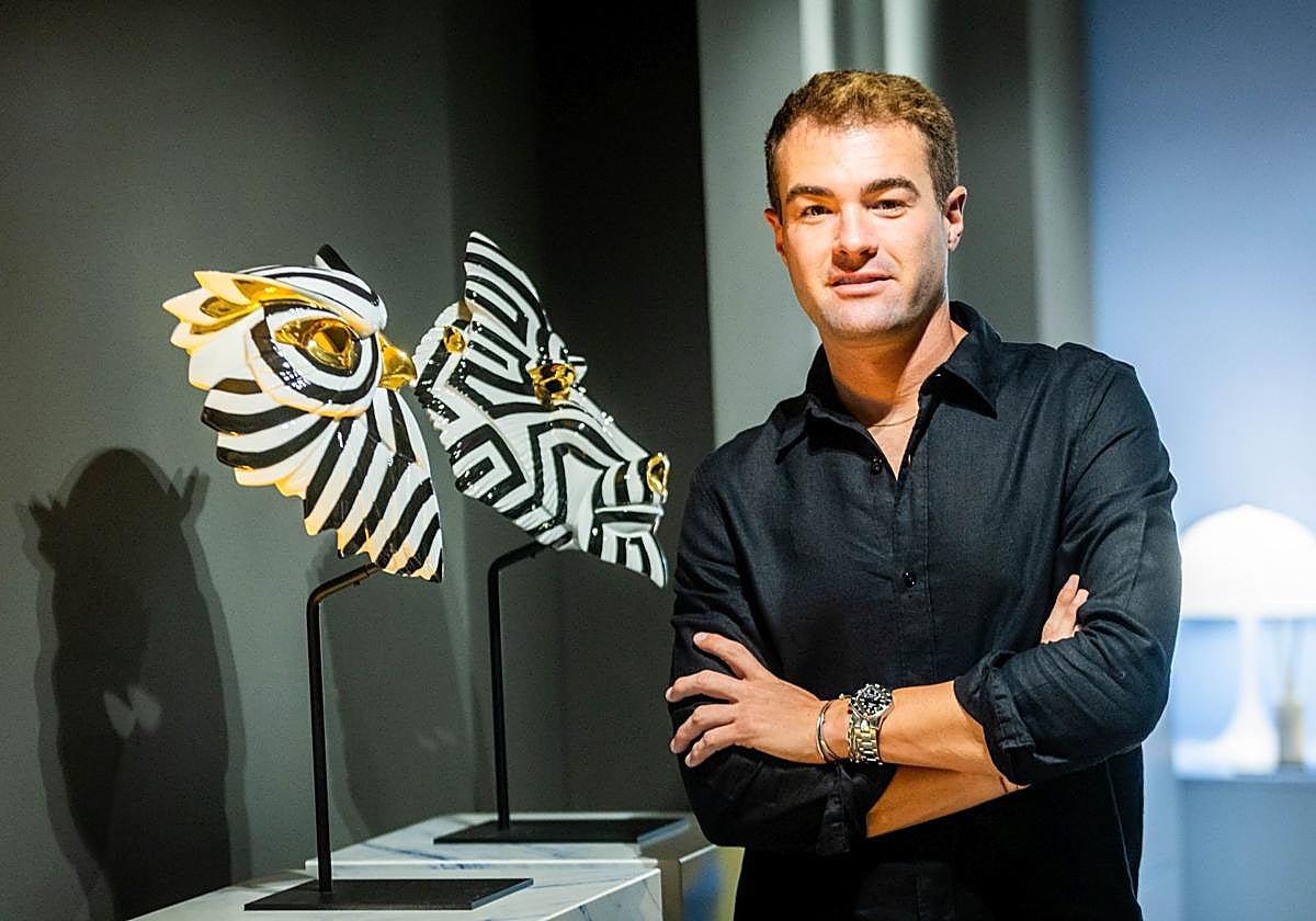 Sigfrido Serra, junto a una de las piezas que decoran un estudio donde la creatividad se muestra en cada rincón.