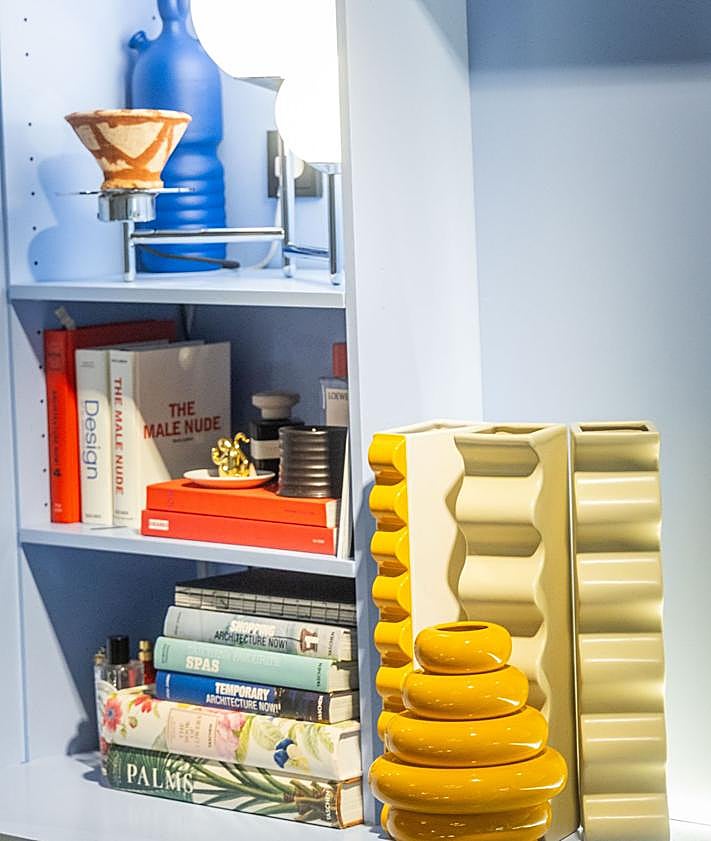 Imagen secundaria 2 - El estudio de Sigfrido Serra, lleno de color y de piezas únicas.